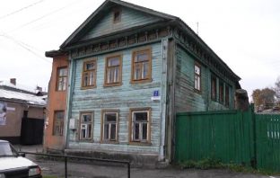 Старым домом меньше: улицу Советскую продолжают готовить под предстоящую реконструкцию