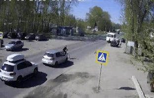 Полиция разыскивает водителя, сбившего велосипедиста: ДТП попало в объектив камеры видеонаблюдения