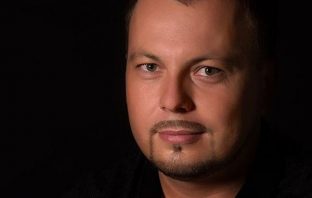 На главной сцене города выступил исполнитель шансона — Ярослав Сумишевский.