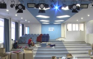 В четвертой школе ученики и творческие коллективы получат зал, отремонтированный по уникальному дизайн-проекту;