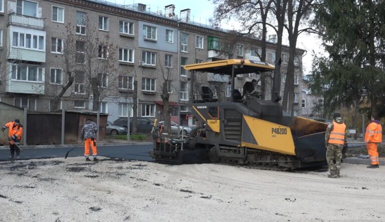 Заасфальтировали дорогу к миграционной службе